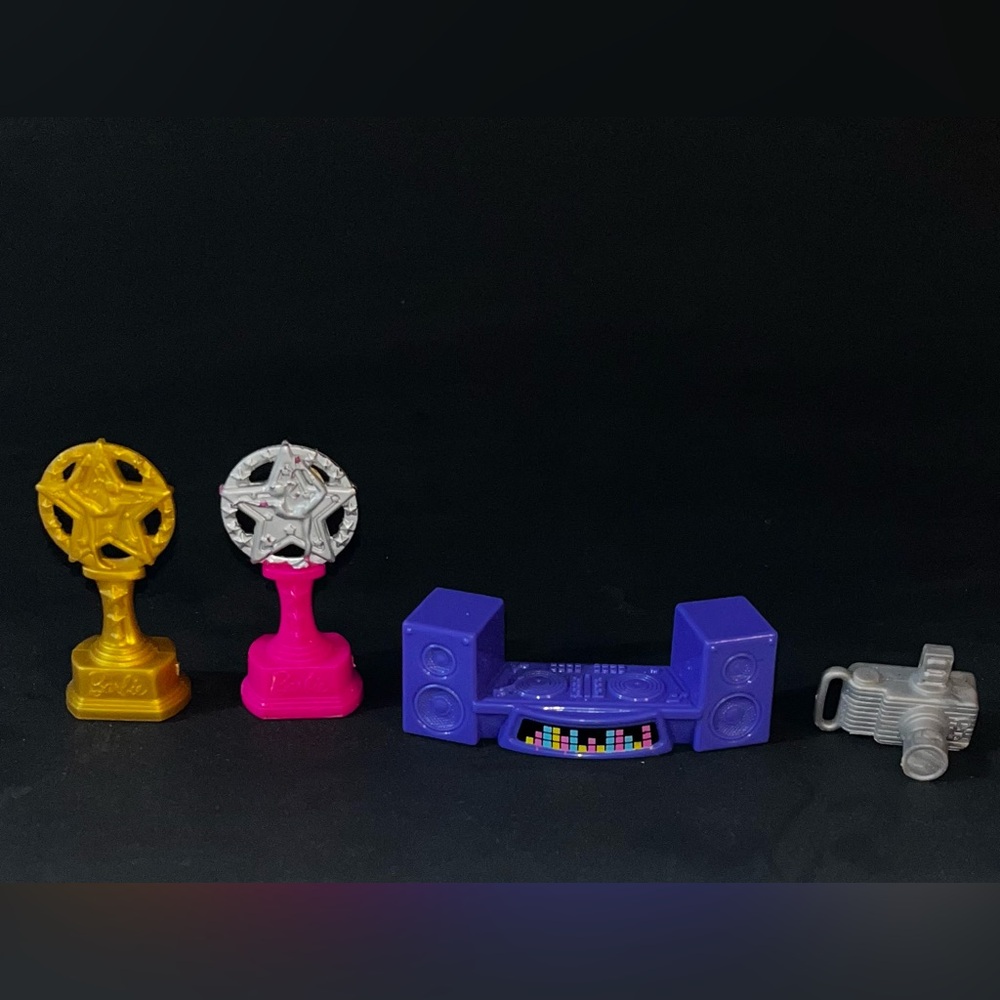 Barbie Mini Accessories 2 Trophy’s, Pet DJ Turntable, &‎ a Camera